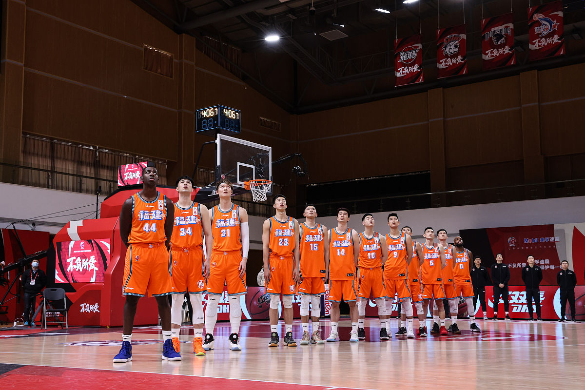 上海男篮全员爆发，一举击败对手