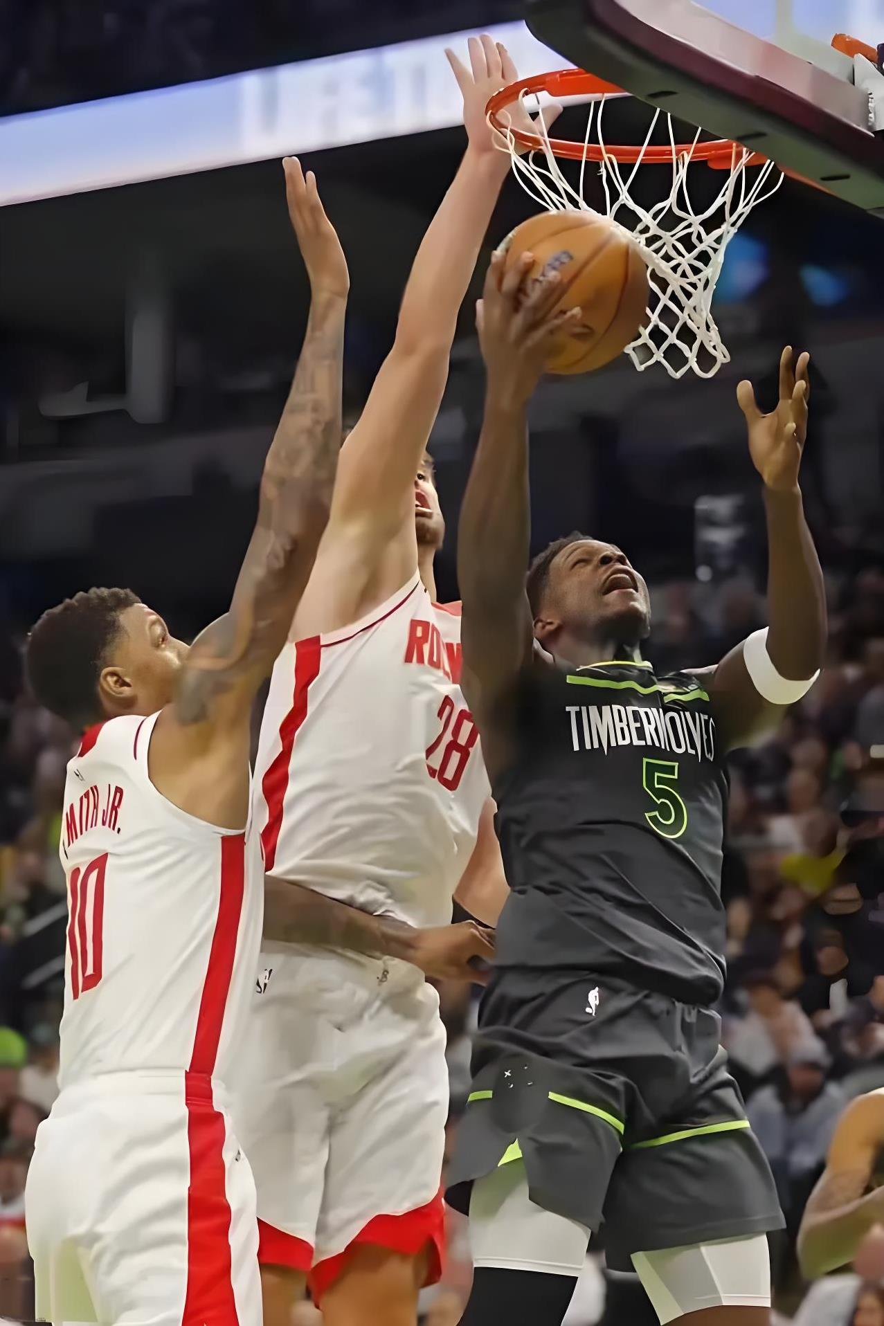 火箭展现出色实力,将比赛战术发挥到极致 火箭展现出色实力,将比赛战术发挥到极致