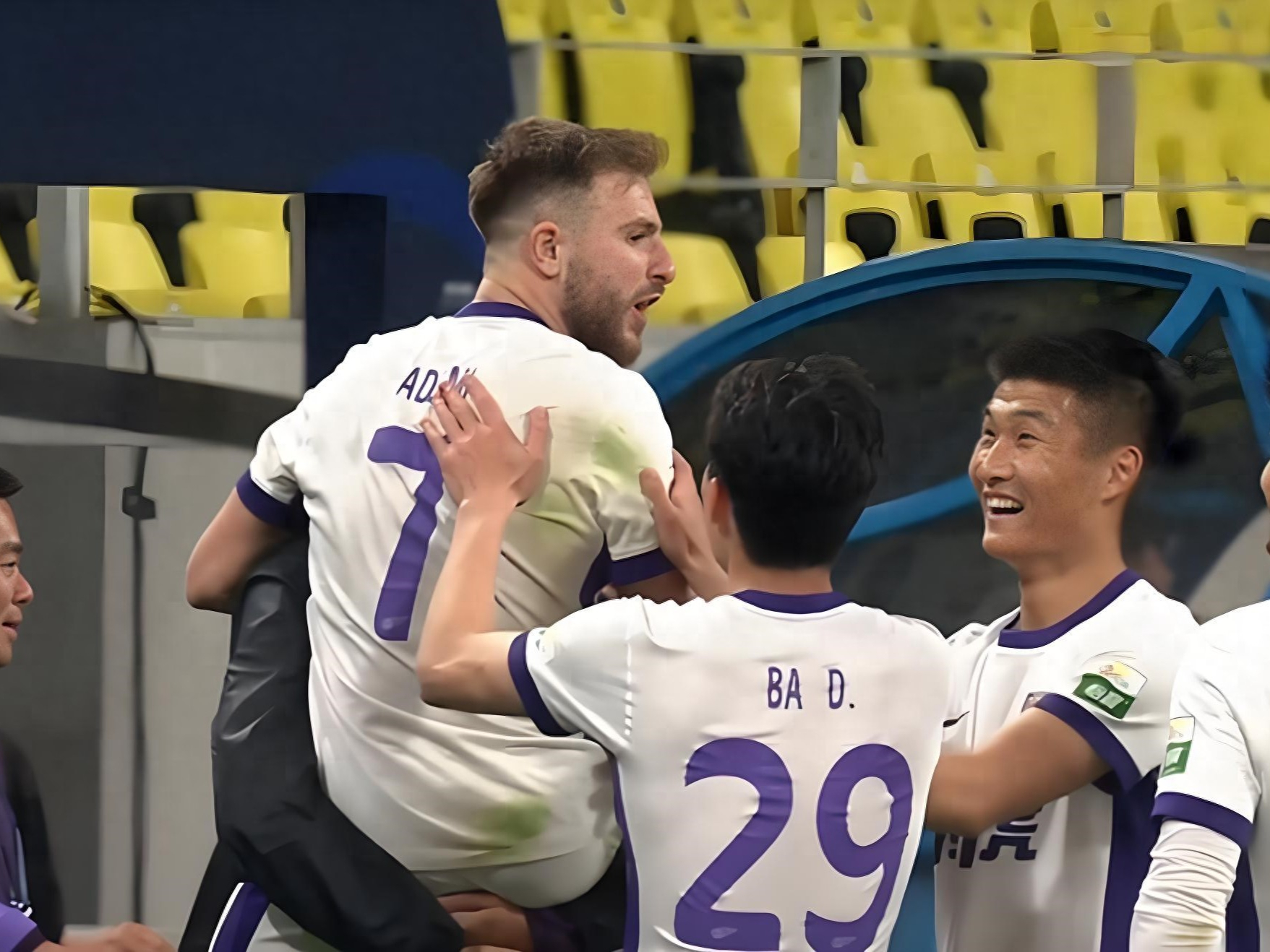 比赛中双方激战正酣，谁能笑到最后