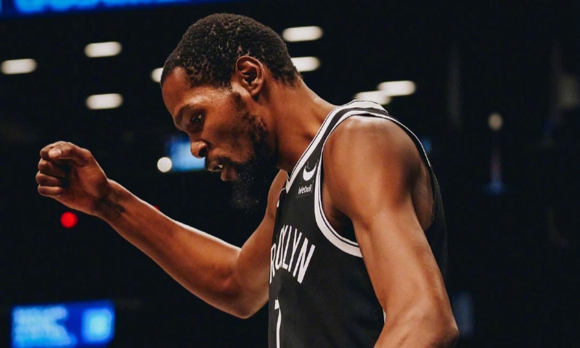 篮网队球员因状态低迷被迫休息