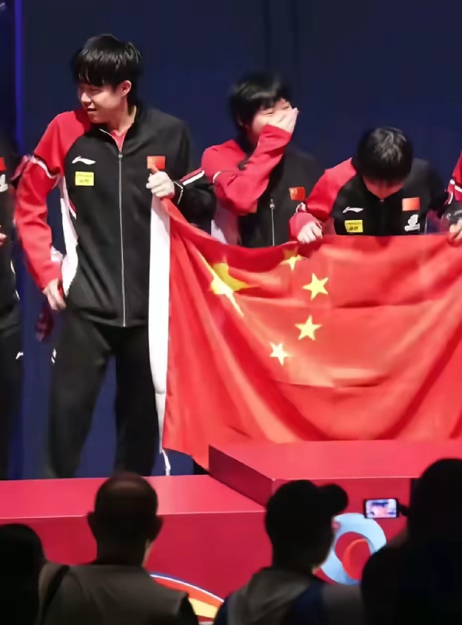 欢庆之夜！球队风采尽显，登上胜利之巅的简单介绍