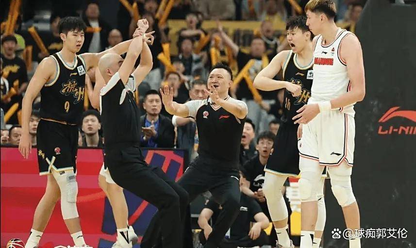 比赛中发生激烈对抗，裁判出手制止