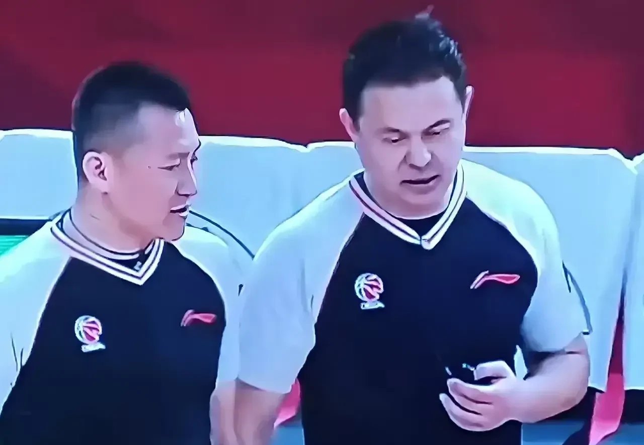 比赛中发生激烈对抗，裁判出手制止