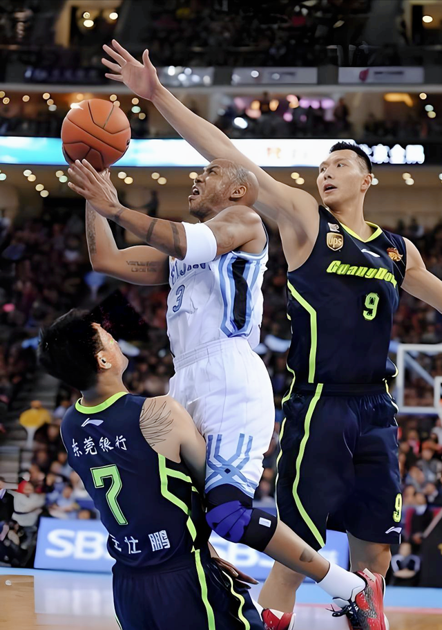 关于新疆队翻盘广东队，易建联关键制胜的信息