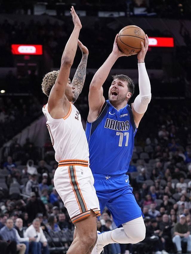 马刺逆转上海队，东契奇高光表现